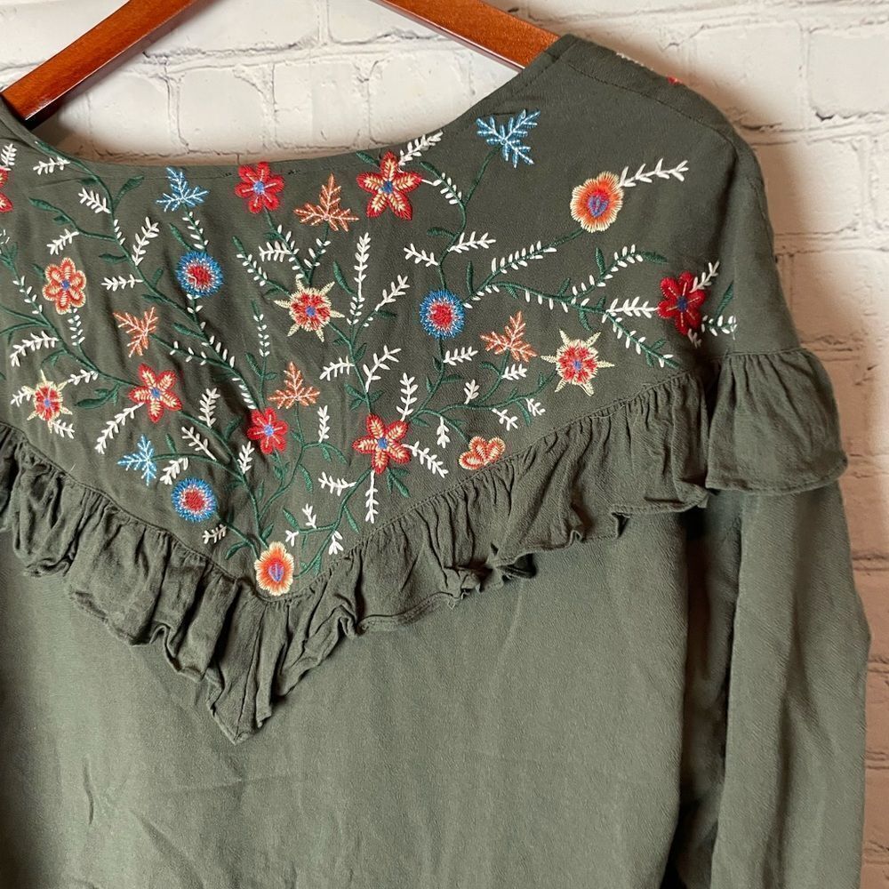 UMGEE Ruffled Zipper Front Jacket with Floral Embroidered Detail Medium - Picture 11 of 16